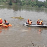 Proses pencarian korban tenggelam di Sungai Brantas. (foto: ist)