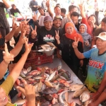 Calon Gubernur Jawa Timur nomor urut 2, Khofifah Indar Parawansa, saat menyapa nelayan dan pedagang di Pasar Ikan Muncar, Banyuwangi.