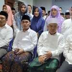 Dr Muhammad Al Barraa (Gus Barra) dan dr Muhammad Rizal Octavian didampingi Prof Dr KH Asep Saifuddin Chalim dan istrinya Hj Nyai Alif Fadhhilah dan Achmady dan istrinya Lalik Maftuchah saat persiapan menyampaikan pidato kemenangan di Guest House Unniversitas KH Abdul Chalim Pacet Mojokerto, Rabu (27/11/2024) malam. Tampak istri Gus Barra, Ning Hana, dan juga Suwandi Firdaus, Ketua Tim Pemenangan Mubarrok. Foto: MMA/bangsaonline