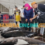 Khofifah Indar Parawansa saat melihat hasil tangkapan nelayan berupa ikan tuna sirip kuning di TPI Sendang Biru, Malang. Foto: Devi Fitri Afriyanti/BANGSAONLINE