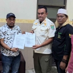 Gabungan LSM di Pasuruan saat mengadukan dugaan pelanggaran yang dilakukan 2 perusahaan ke Satpol PP.
