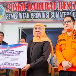 Gubernur Khofifah saat menyalurkan bantuan bencana secara simbolis.