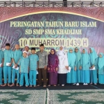 Ketua IV Yayasan Khadijah Surabaya Drs H Abdullah Sani, MPd foto bersama dengan anak-anak yatim piatu usai memberikan santunan.  foto: YUDI ARIANTO/ BANGSAONLINE