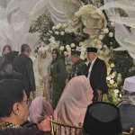 Tampak Prof Dr KH Asep Saifuddin Chalim, MA, foto bersama dengan dua mempelai dan Kiai Ma