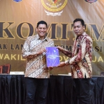 Wali Kota Kediri Abdullah Abu Bakar (kiri) dan Kepala Kantor Perwakilan BPK Provinsi Jawa Timur Karyadi. Foto: Ist.
