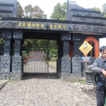 Jalur pendakian Pos Cemoro Sewu yang ditutup.