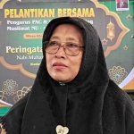 Ketua PC Muslimat NU Kabupaten Kediri, Hj. Mudawamah, saat memberi keterangan kepada wartawan. Foto: MUJI HARJITA/ BANGSAONLINE