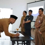 Pj Wali Kota Kediri saat menyaksikan penandatanganan perjanjian kerja sama pemanfaatan data kependudukan. Foto: Ist