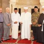 KHA Hasyim Muzadi dan Menag RI Lukman Hakim Saifuddin bersama para ulama dan cendekiawan muslim Lebanon. foto: istimewa