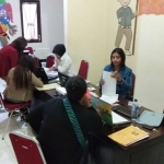 Sebanyak tujuh ibu muda menjadi korban arisan online. Mereka melaporkan kejadian itu ke Satreskrim Polres Blitar Kota.