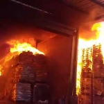 Kondisi kebakaran gudang plastik di Margomulyo. Hingga kini api belum bisa dipadamkan.