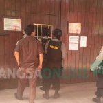 Petugas menjaga ketat pintu gerbang Lapas Kelas II A Bojonegoro pasca percobaan kabur salah satu napi. foto: EKY NURHADI/ BANGSAONLINE