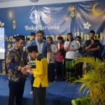 Sejumlah anak yatim di Yayasan Sumbersari, Pondok Pesantren Nurussalam, saat menerima bantuan dari UD Munir Jaya yang berkolaborasi dengan Bima Feed.