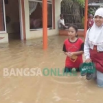 Kondisi banjir di Desa Curahmalang, Kecamatan Sumobito, Kabupaten Jombang, Senin (30/1) Dini hari.  foto: ROMZA/ BANGSAONLINE