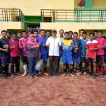 Gus Syaf foto persama para peserta seleksi turnamen sepakbola di Standion Merdeka. foto: BANGSAONLINE