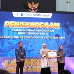 Kacabdindik wilayah Malang, Hastini Ratna Dewi menerima penghargaan dari Gubernur Jatim, Khofifah Indar Parawansa sebagai pengirim buku karya pengawas, kepsek, guru, dan Atrium Grand City, Surabaya, Sabtu (4/10/2025).