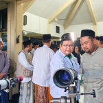 Bupati Fandi Akhmad Yani (kanan) bersama Tim Rukyat LFNU Gresik saat rukyatul hilal di Bukit Condrodipo. Foto: Ist.