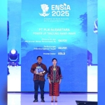 Jajaran manajemen PT PLN NP UP Tanjung Awar-awar saat menerima penghargaan ENSIA 2025. (Ist)