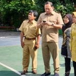 Kepala Adpemb Robben Rico bersama Wali Kota Risma saat meninjau SMPN 3 Surabaya. foto: ist