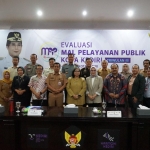 Pj Wali Kota Kediri Zanariah (tengah depan) bersama pejabat terkait saat evaluasi MPP triwulanan III. (Ist)