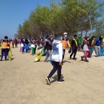 Kegiatan WCD di Pantai Legend Pamekasan melibatkan berbagai relawan.
