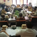 Rapat dengar pendapat yang digelar Komisi A DPRD Surabaya.