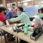 Petugas melakukan vaksinasi di area sayuran Pasar Besar Batu.
