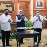 Peresmian PCTC digelar secara daring ditandai dengan penandatanganan plakat peresmian oleh Gubernur Jawa Timur Khofifah bersama Menteri Perindustrian dan Menteri Pertanian, Rabu (7/10/2020) lalu. foto: ist/ bangsaonline.com