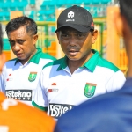 SELEKSI: Sebanyak 26 pemain mengikuti seleksi lanjutan tim Persibo Bojonegoro yang dipimpin M. Fachrudin dan dua asistennya. (foto: EKY NURHADI/BANGSAONLINE)