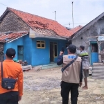 Petugas BPBD melakukan pendataan dan evakuasi terhadap atap rumah warga yang rusak
