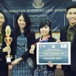 JUARA. Empat mahasiswa Ubaya yang menjuarai Business Law Competition.