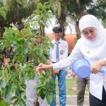 Gubernur Khofifah mengunjungi School Food Care di SMAN 1 Pandaan, Kabupaten Pasuruan.