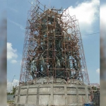 Patung Suro dan Boyo terbesar di Kota Surabaya yang sedang tahapan finishing ini siap menjadi kado terindah di Hari Jadi Kota Surabaya yang diperingati setiap tanggal 31 Mei. foto: YUDI ARIANTO/ BANGSAONLINE