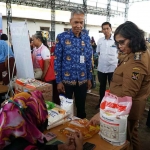 Pj Wali Kota Kediri, Zanariah, saat meninjau pasar murah. Foto: Ist