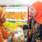 Gubernur Jawa Timur Khofifah Indar Parawansa saat melayani warga yang belanja di KDMP Kupang.