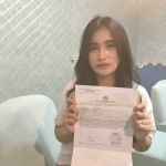 Serli, Penyanyi dangdut KDI saat menunjukkan surat laporan polisi. Foto: Mutammim/BANGSAONLINE.com