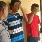 Dua tersangka saat diamankan di Mapolsek Porong. foto: CATUR AE/ BANGSAONLINE
