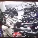 Rekaman CCTV pencuri helm di Surabaya.