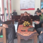 Sejumlah anggota Komisi C DPRD Jember saat berada di ruang tunggu kantor Disperikel.
