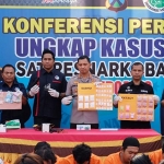 Kapolresta Sidoarjo Kombes Pol Zain Dwi Nugroho menunjukkan barang bukti hasil ungkap kasus selama periode 1-29 Januari 2020.