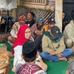 Calon Bupati Lumajang, Indah Amperwati saat berdialog bersama warga Ranupani.