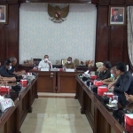 Wali Kota Surabaya Eri Cahyadi didampingi Wawali Armudji saat menggelar rapat dengan jajaran kepala OPD di ruang sidang Wali Kota Surabaya, Selasa (2/3/2021). (foto: ist)
