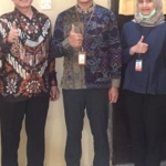 Jumari (kiri), Ketua STAI Denpasar Bali saat menerima kunjungan Hery Catur, manajer Humas BI Bali didampingi stafnya Anisa Putri. Foto: ist/bangsaonline.com