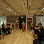 Suasana acara budaya bertema bertema "Batik Around the World" di Vytautas Magnus University Lithuania, Sabtu (30/10/2023). Foto: istimewa.