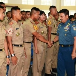 Wakil Gubernur Akademi Angkatan Laut Brigjen TNI (Mar) Rudy Andi Hamzah SAP menyalami taruna peserta latihan.