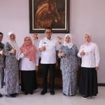 Wali Kota Batu Nurochman foto bersama pengurus Ikatan Bidan Indonesia (IBI) Kota Batu di Rumah Dinas Wali Kota, Rabu (6/8/2025) pagi.