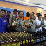 Kabid Humas Polda Jatim Frans Barung Bangera SIK, didampingi Wadir Pol Air AKBP Sulistyono  saat membeber kasus minuman keras ilegal. foto: anastasia/BANGSAONLINE