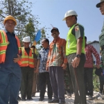 Danrem CPYJ Kolonel Arm Budi Suwanto didampingi Bupati Fadeli meninjau jalan yang hendak dibangun.