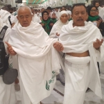 Prof Dr KH Asep Saifuddin Chalim, MA bersama M. Mas;ud Adnan saat berdoa usai melaksanakan sya