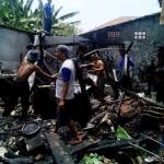 Kondisi rumah usai dilalap api. foto: haris/BANGSAONLINE